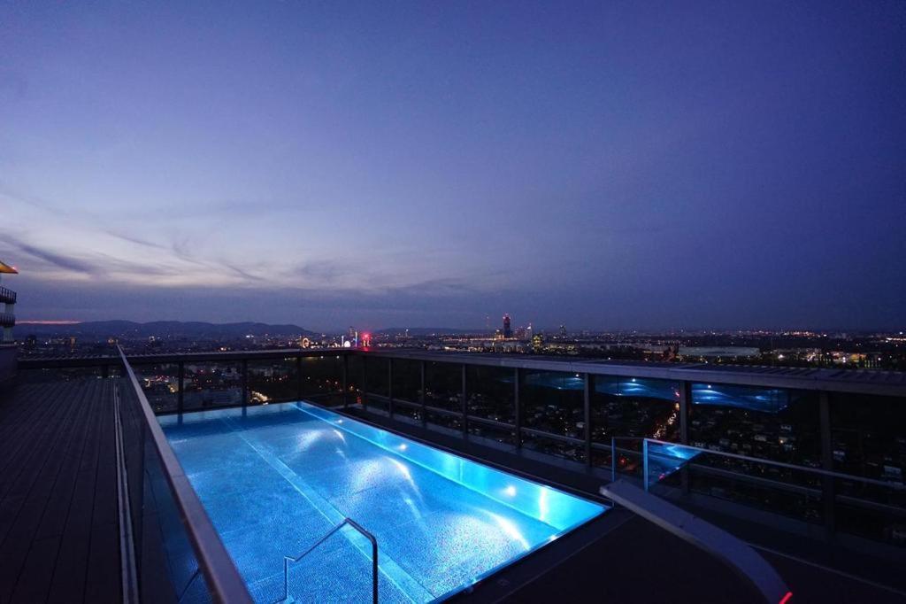 וינה Exclusive 2-Bedroom Condo With Pool & Balcony מראה חיצוני תמונה